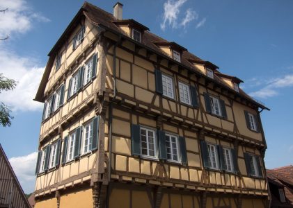 Holz in der deutschen Architekturgeschichte: Von mittelalterlichen Fachwerkhäusern bis zu modernen Designs wie woodupp