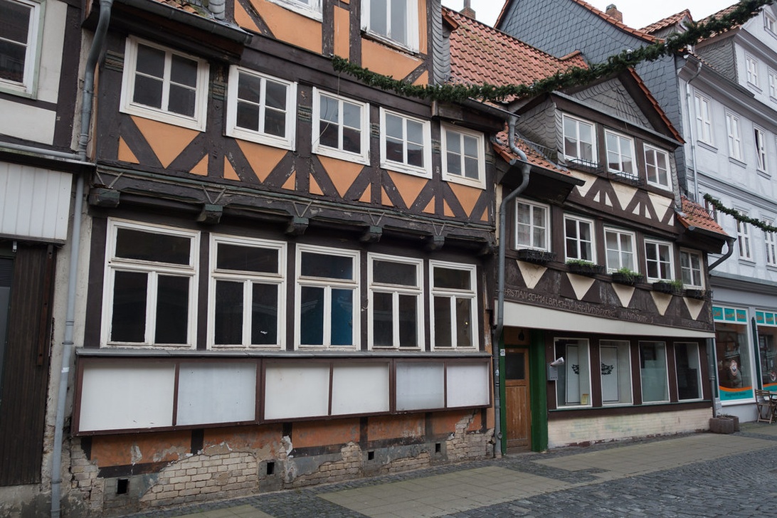 Reihe von Fachwerkhäusern an einer Kopfsteinpflasterstraße.